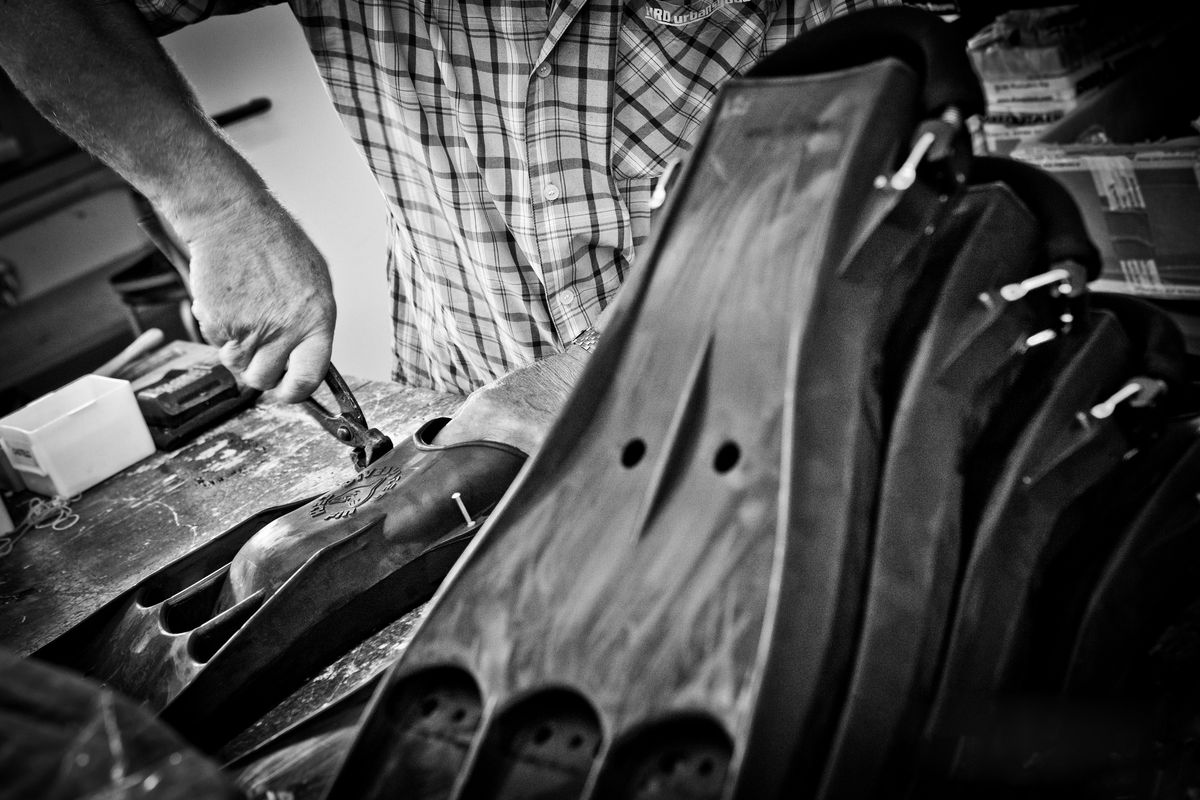 DiveSystem Company: fins finishing by hand