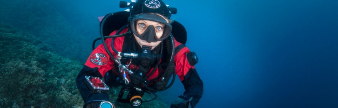 Subacquea con muta stagna DiveSystem