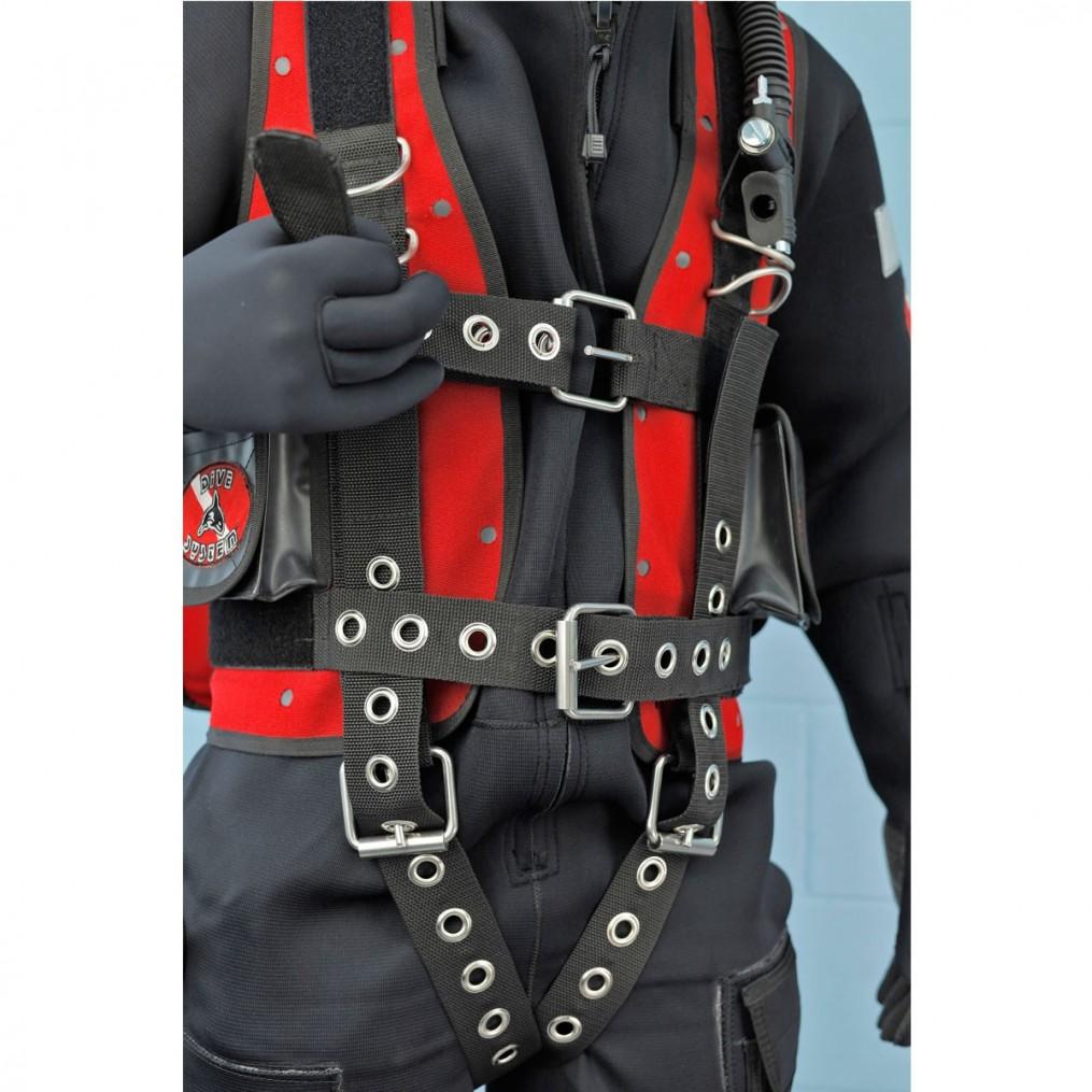 Dettaglio imbracatura tecnica OTS Contractor: fibbie e D-ring in acciaio inox