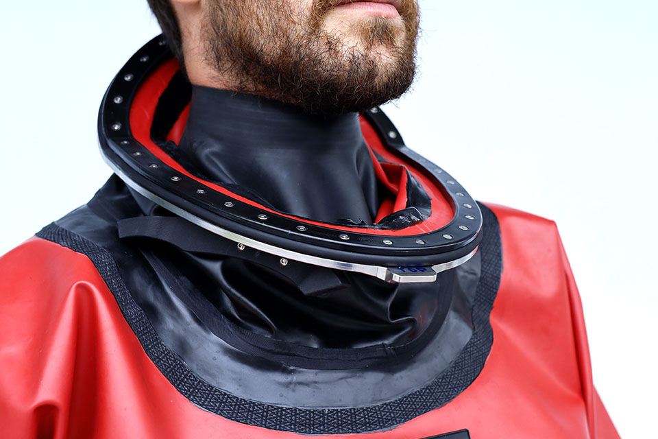Compatibility with professional helmets and neck-dam