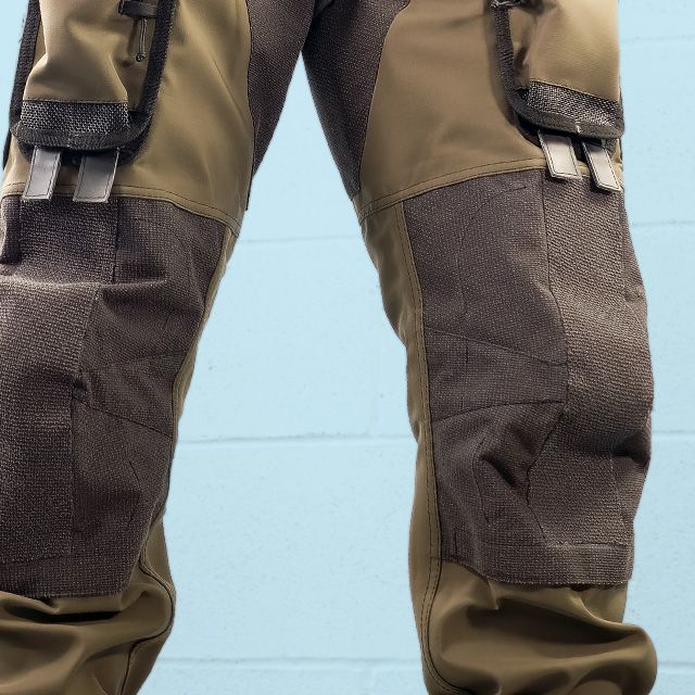 Knee with double Kevlar® protection