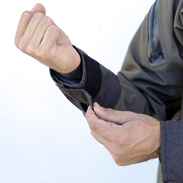 Elastic wrist tighteners
