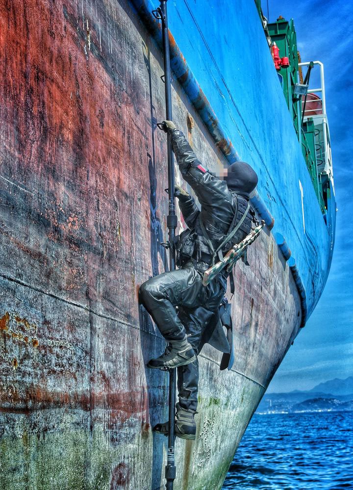 Boarding a hull