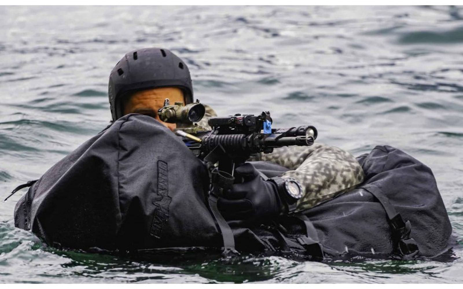 DiveSystem MilPro Transport dry bag, in use