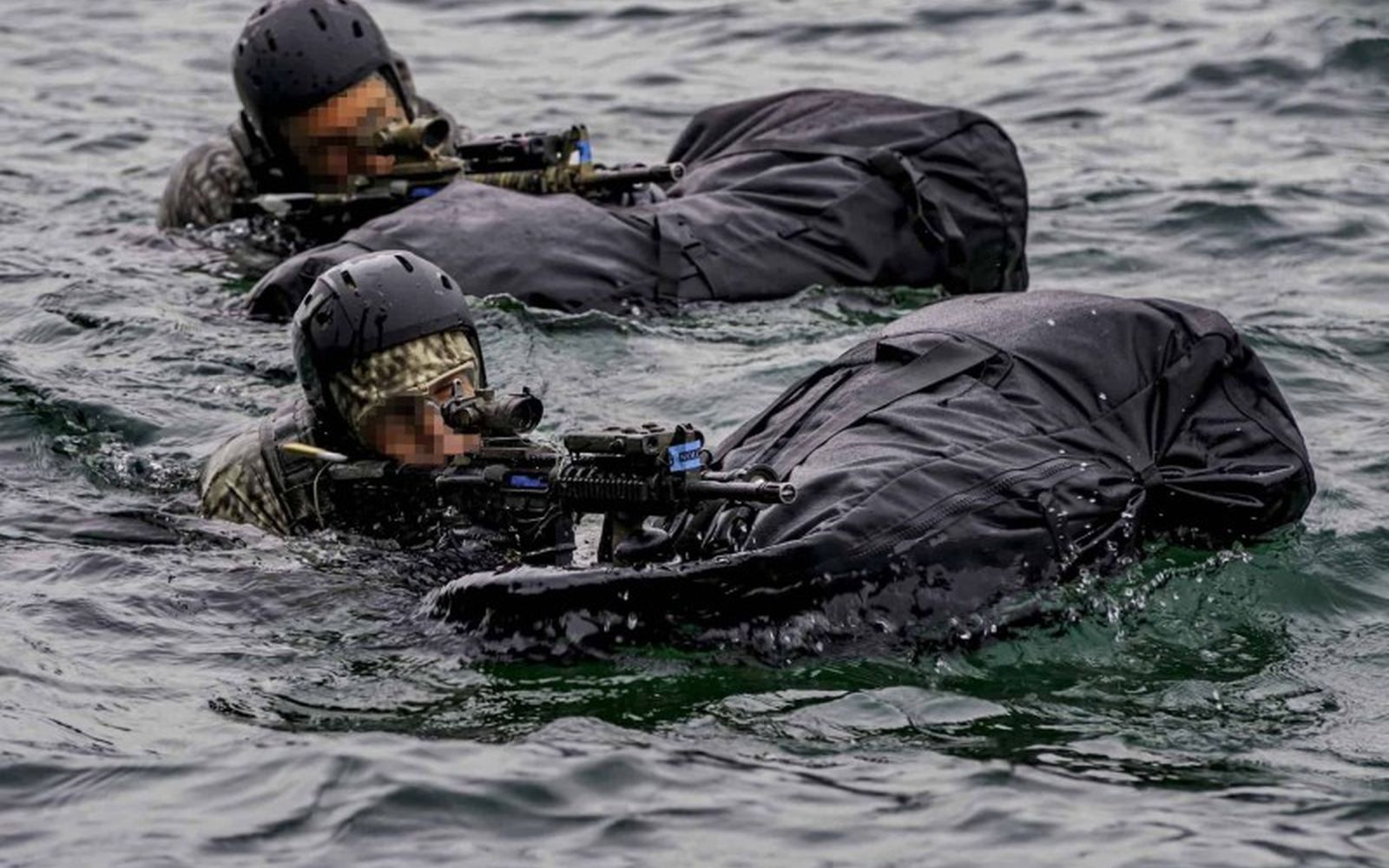 DiveSystem MilPro Transport dry bag, in use